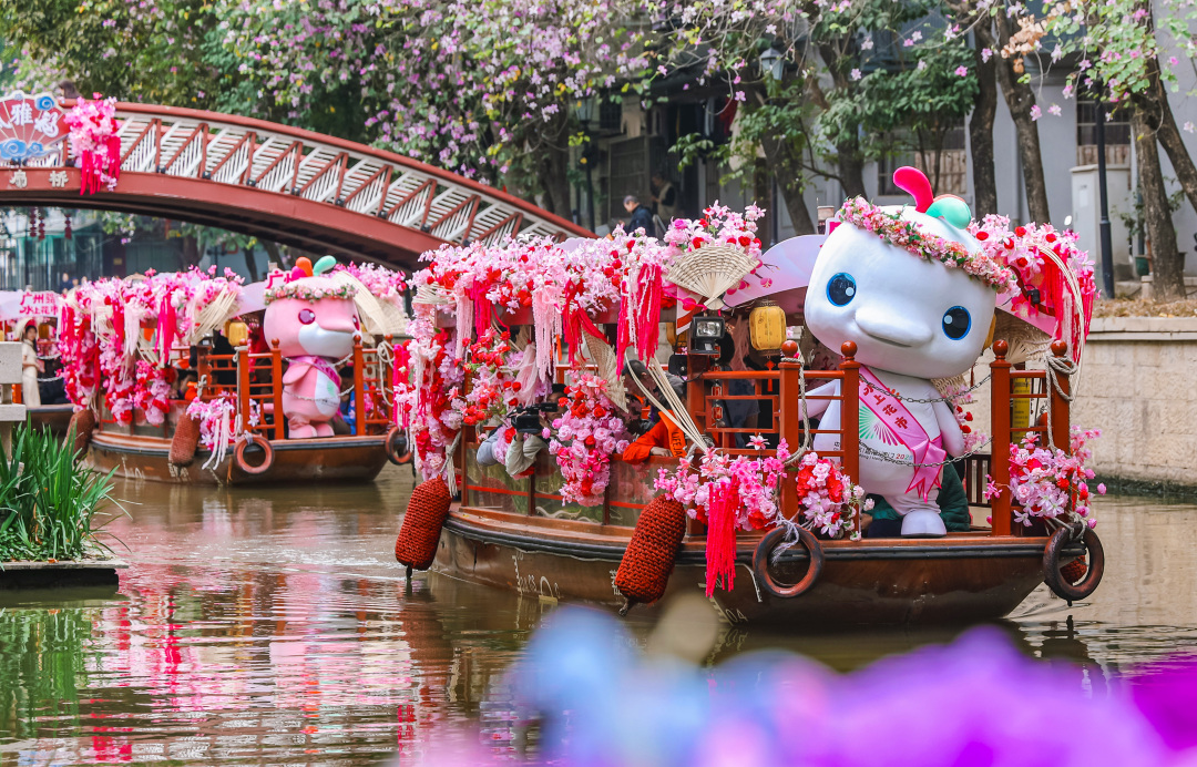 被大家亲切称为“大湾鸡”的十五运会吉祥物“喜洋洋”和“乐融融”搭船巡游荔枝湾涌。图/广州日报新花城记者:廖雪明 通讯员: 荔宣