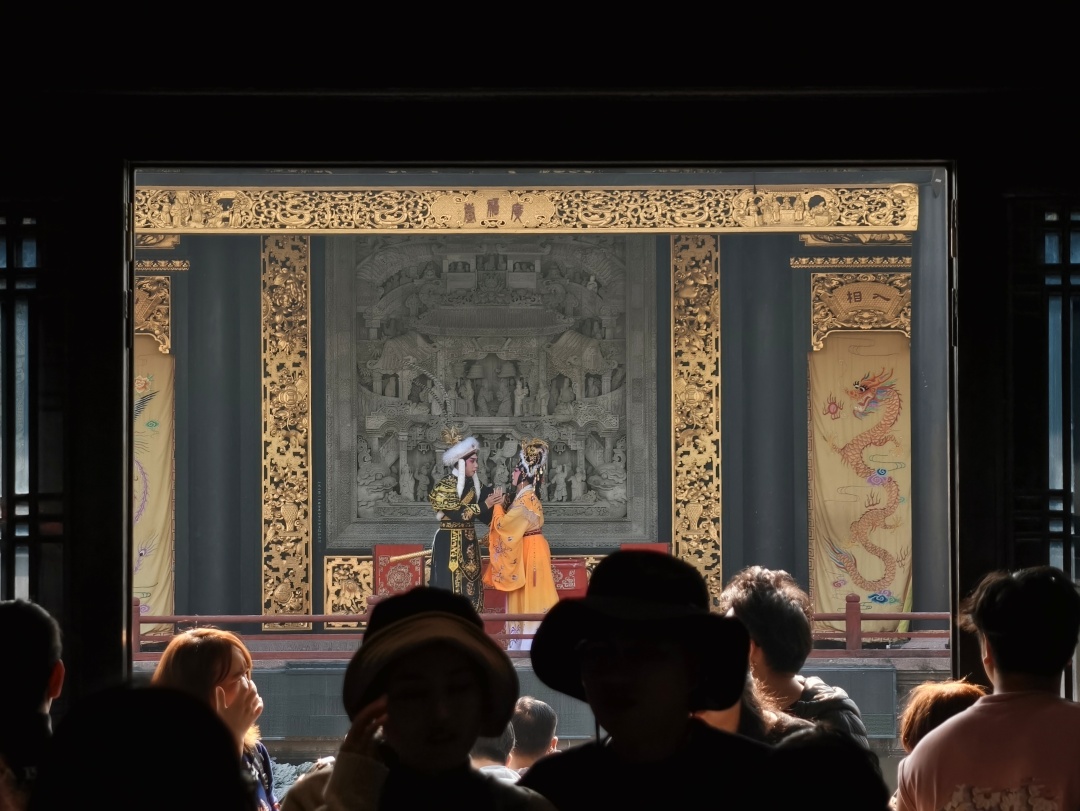 粤剧博物馆,游客在欣赏广福台上的粤剧演出。