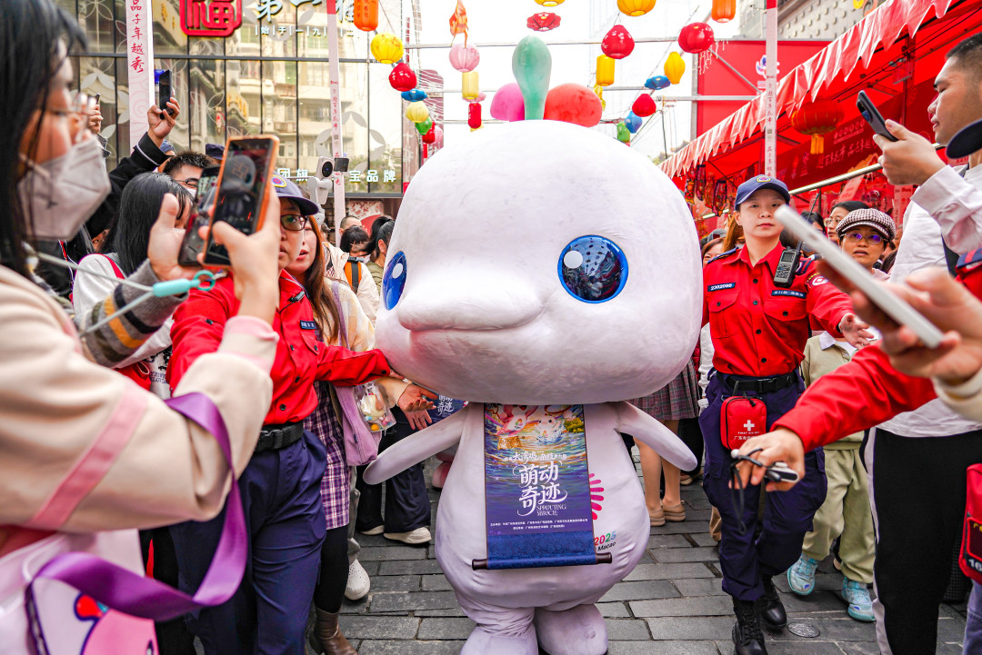“大湾鸡”在越秀西湖花市巡游。