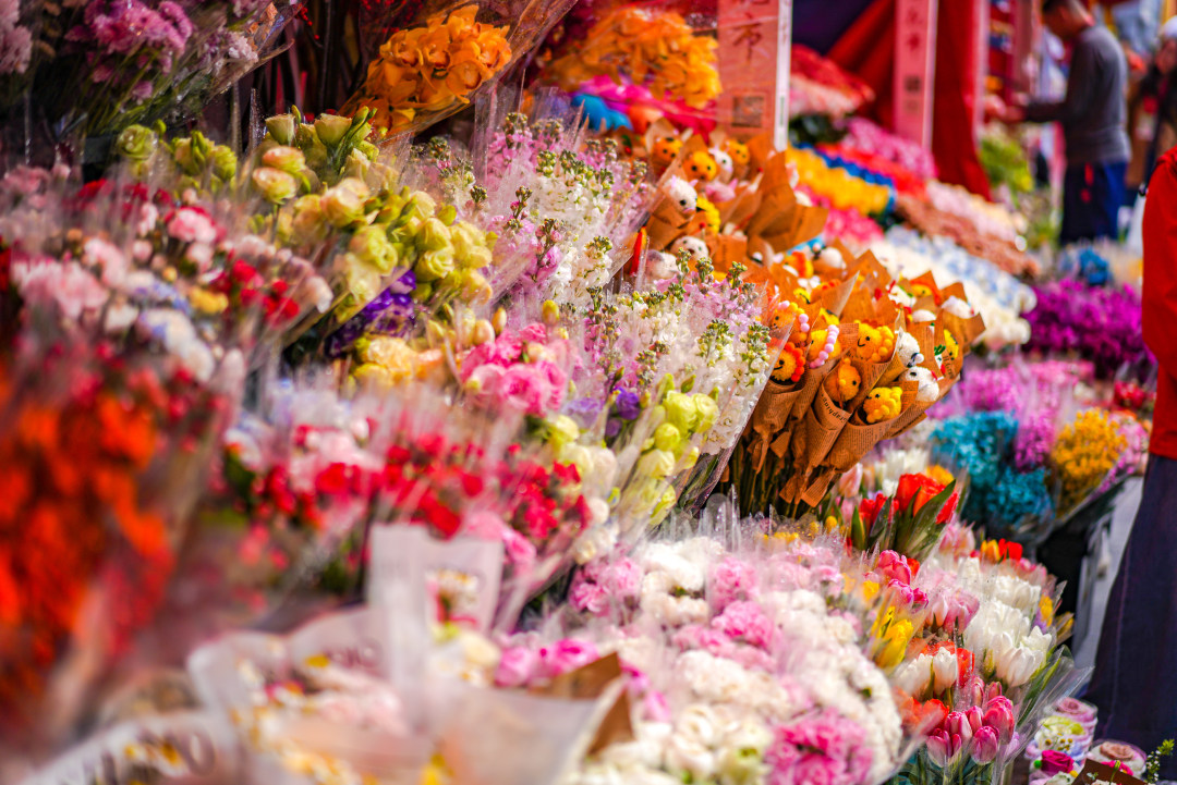 花市上各式各样的鲜花。