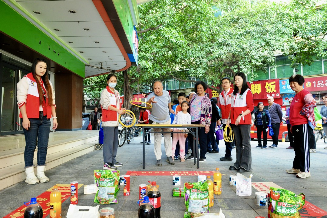 2月6日,广州巴士集团后勤分公司联合松南社区党委等多部门,在白云区松南文娱广场举办“马上迎春·福满社区”主题党日。书法家党员、团员挥毫写春联、“福”字,居民即席参与,墨香传祝福;同步设置民俗互动,邻里同乐,气氛热烈。现场还开展呼吸道传染病防控、电动自行车安全宣传,派发资料、答疑讲解,提升安全意识。党员志愿者收集居民意见建台账,推动解决“微心愿”。活动以“党建+文化+服务”模式,把文化年货、政策干货、贴心服务送到家门口,增强居民幸福感、归属感。
文/广州日报新花城记者:高鹤涛 通讯员 何静
图/广州日报新花城记者:高鹤涛 通讯员 陈健铭