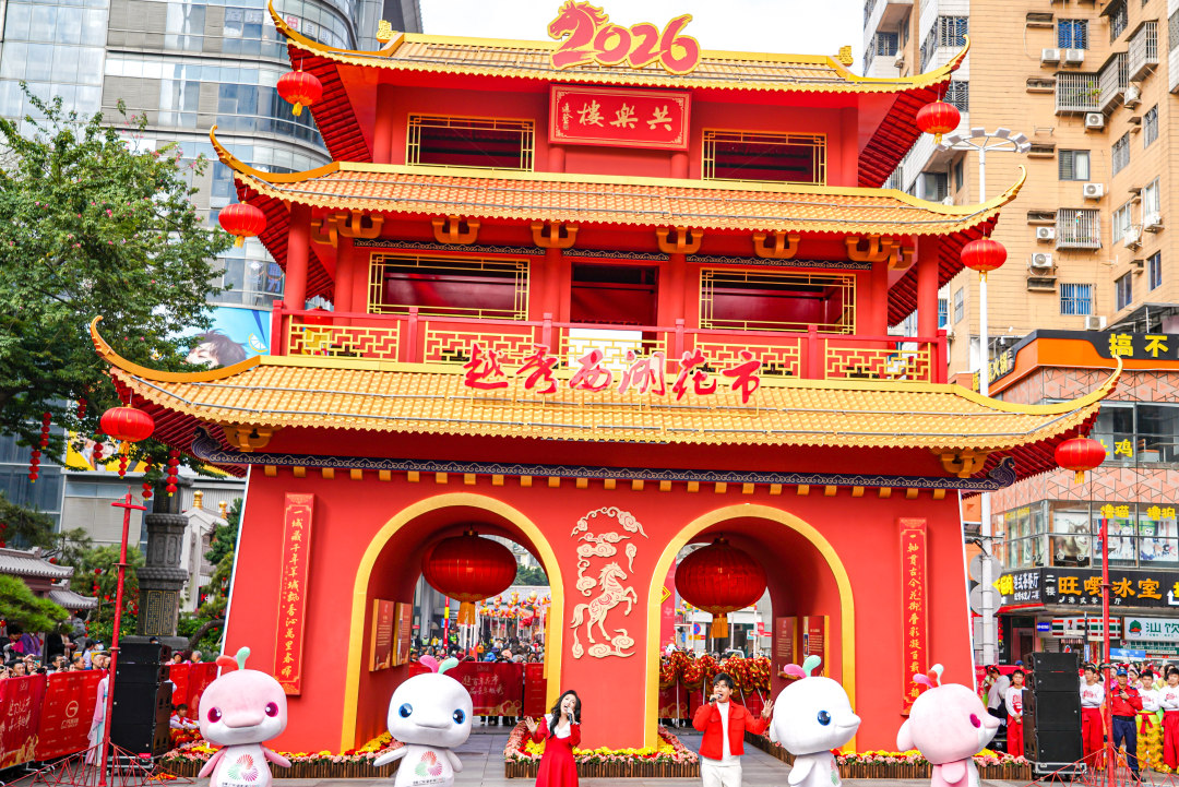 “大湾鸡”登场,随着《行花街》的歌声舞动。