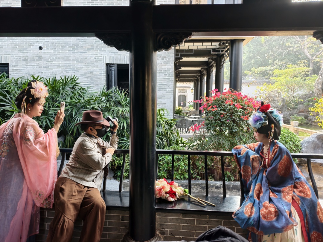 在粤剧博物馆,年轻人穿着漂亮的汉服在拍照打卡。