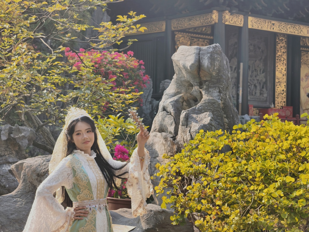 在粤剧博物馆,年轻人穿着漂亮的汉服在阳光下拍照打卡。
