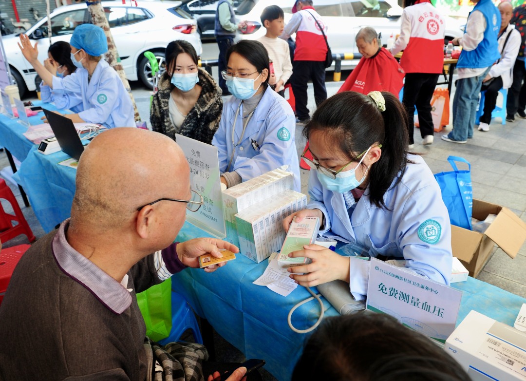 2月6日,广州巴士集团后勤分公司联合松南社区党委等多部门,在白云区松南文娱广场举办“马上迎春·福满社区”主题党日。书法家党员、团员挥毫写春联、“福”字,居民即席参与,墨香传祝福;同步设置民俗互动,邻里同乐,气氛热烈。现场还开展呼吸道传染病防控、电动自行车安全宣传,派发资料、答疑讲解,提升安全意识。党员志愿者收集居民意见建台账,推动解决“微心愿”。活动以“党建+文化+服务”模式,把文化年货、政策干货、贴心服务送到家门口,增强居民幸福感、归属感。
文/广州日报新花城记者:高鹤涛 通讯员 何静
图/广州日报新花城记者:高鹤涛 通讯员 陈健铭