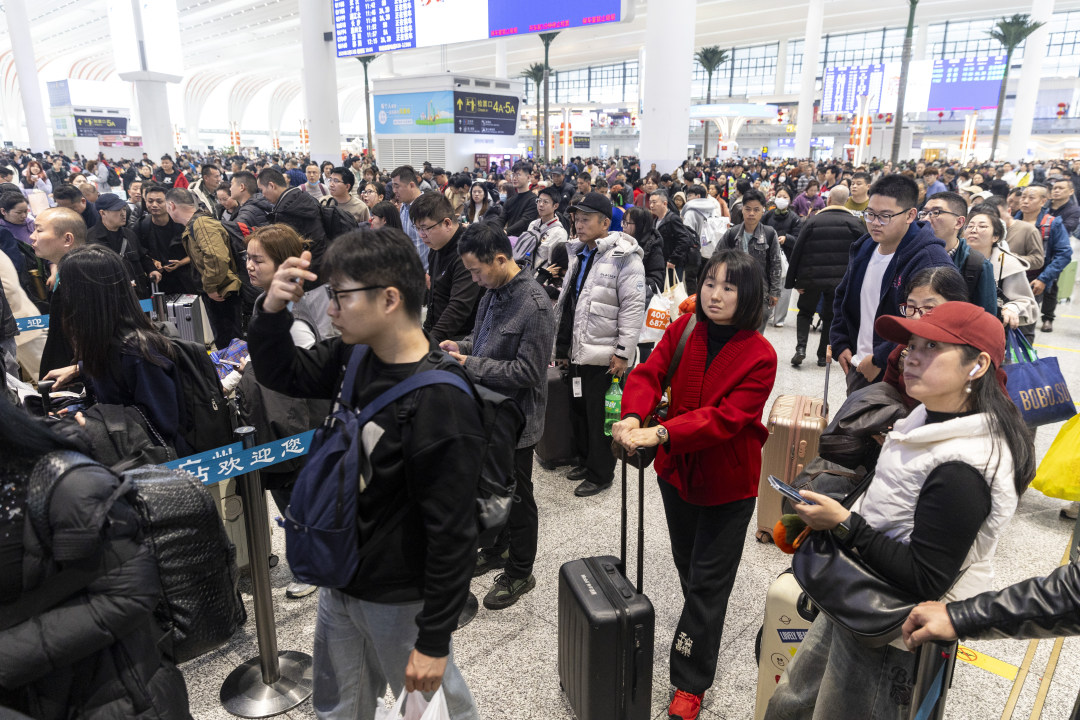 2月13日,广州白云站,乘客有序排队检票。