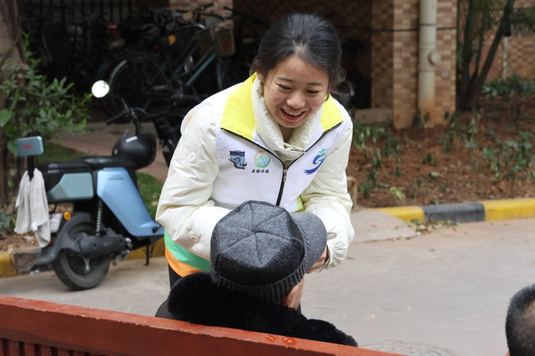桑榆非晚突击队成员与广州市白云区同德街道汇德社区老人交谈。