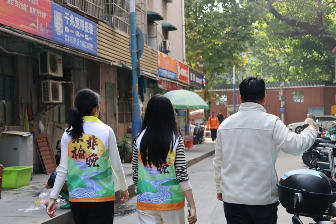 桑榆非晚突击队成员在广州市荔湾区金花街道展开调研