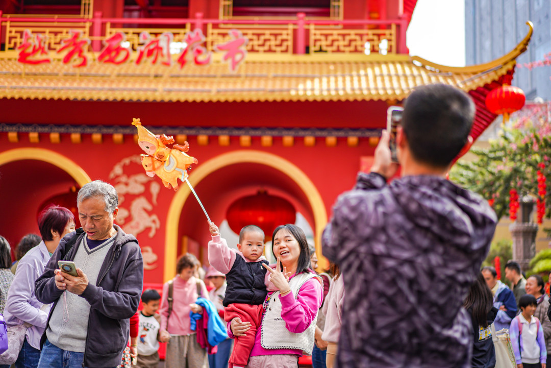 与牌楼合影是“行花街”的例牌操作。