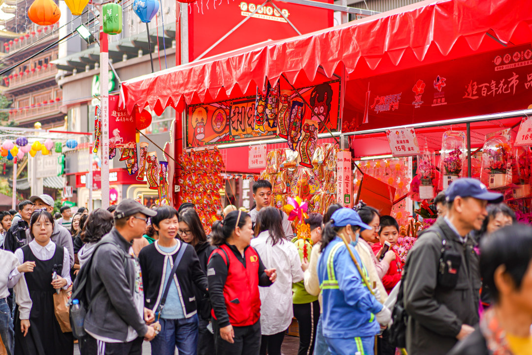 人头攒动的越秀西湖花市。