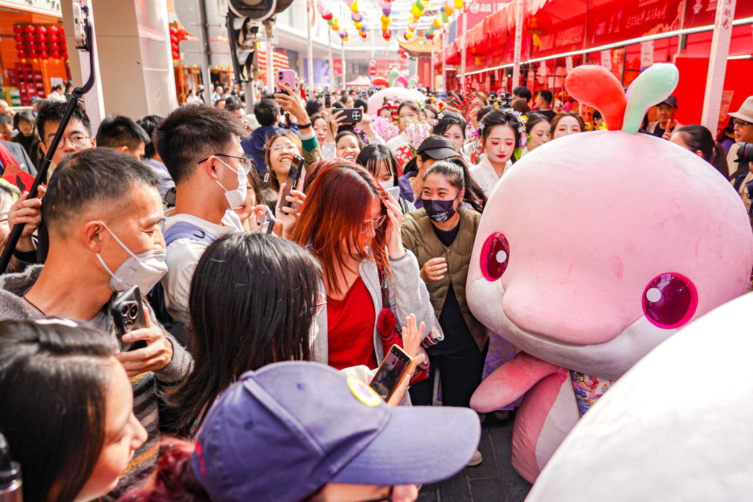 开市仪式后,西湖花市现场举行了民俗巡游,6只“大湾鸡”领衔,与市民游客亲切互动,为传统年俗注入时代活力。