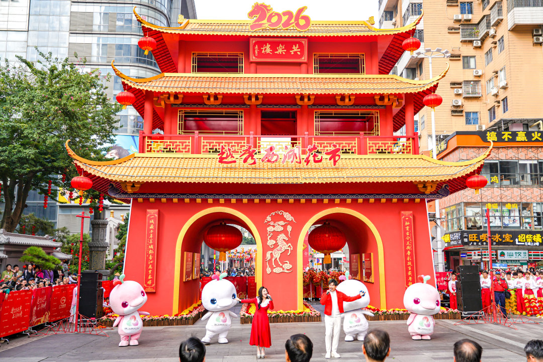 “大湾鸡”登场,随着《行花街》的歌声舞动。