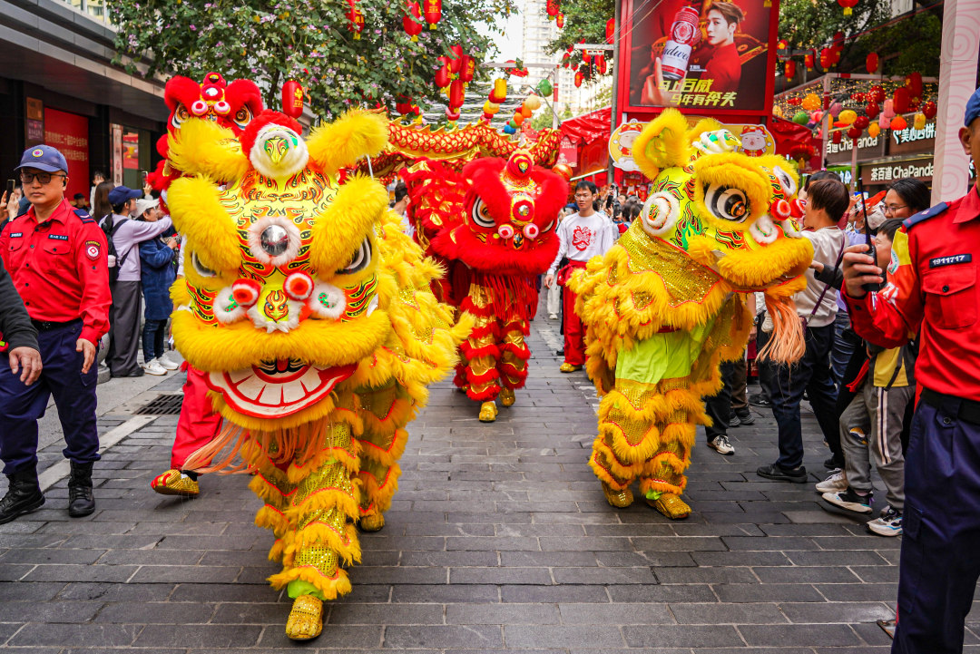 巡游方阵走在越秀西湖花市。
