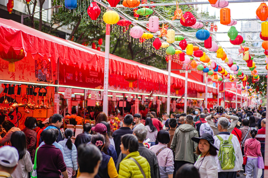 作为“百年花市”,越秀西湖花市人气火爆。