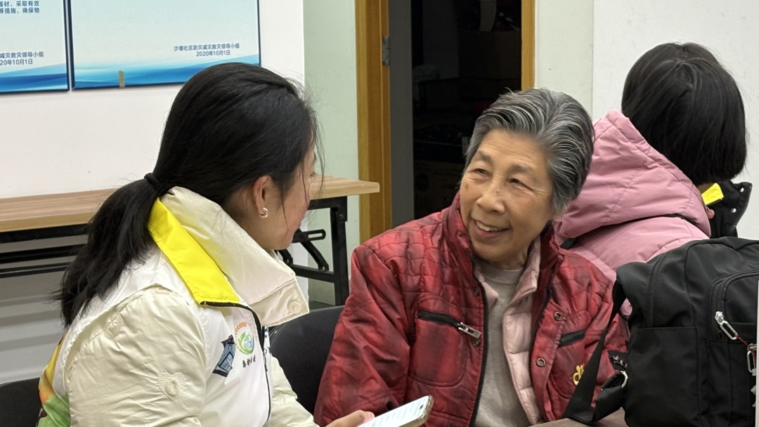 桑榆非晚突击队成员与佛山市禅城区祖庙街道沙塘社区老人交流。