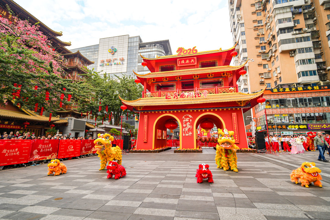 花市开锣仪式,国家级非物质文化遗产醒狮与4头“科技新星”机器狮联袂献演,传统与科技完美交融。