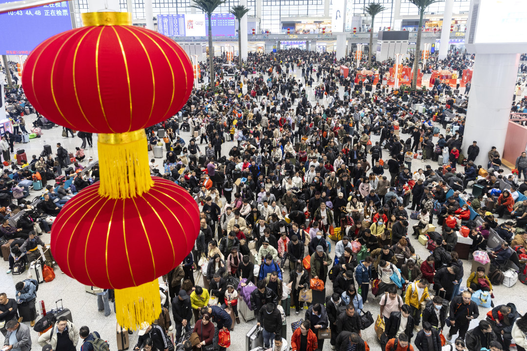 2月13日,春运高峰的广州白云站客流量大。