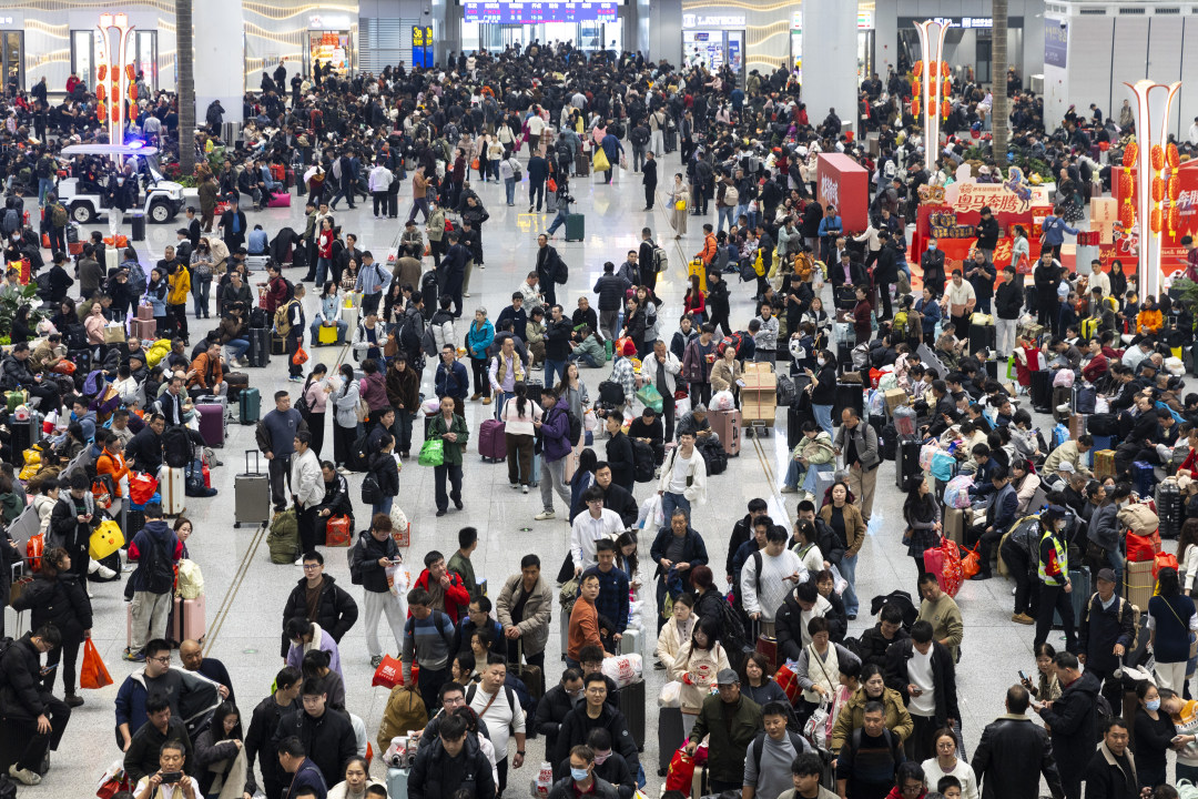 2月13日,春运高峰的广州白云站客流量大。