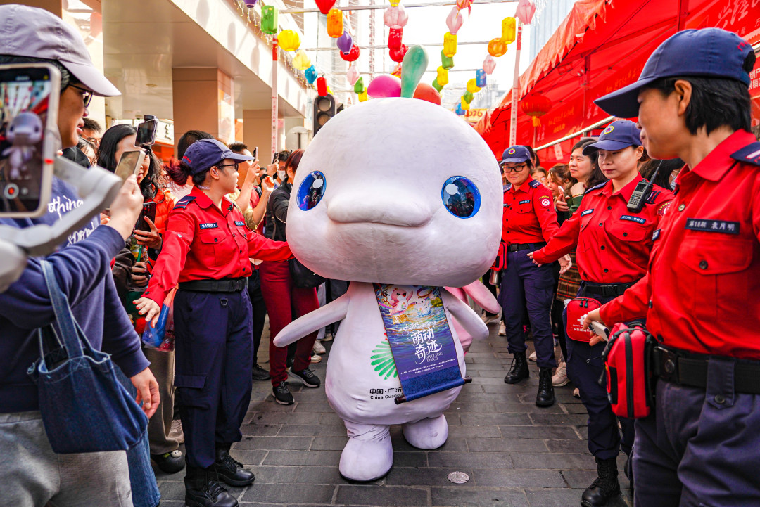 “大湾鸡”在越秀西湖花市巡游。