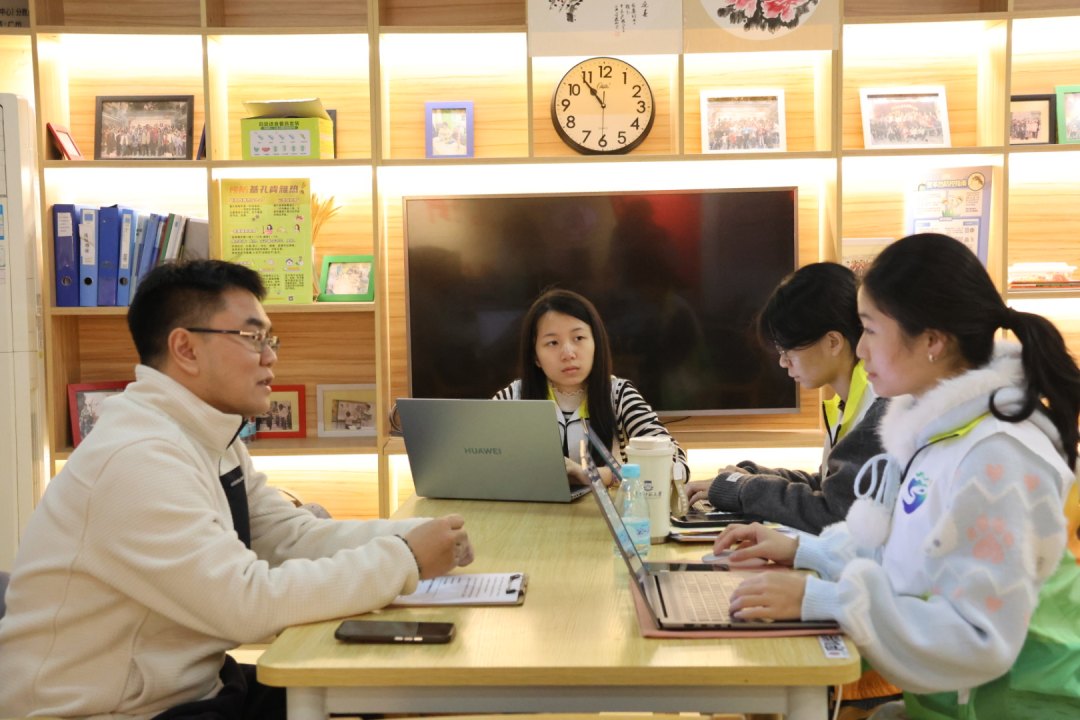 桑榆非晚突击队成员与广州市荔湾区金花街道综合养老服务中心负责人访谈。