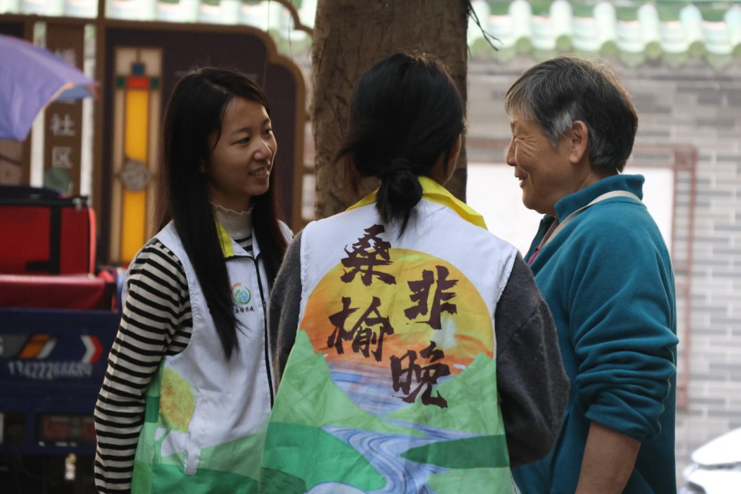 桑榆非晚突击队成员与佛山市禅城区祖庙街道沙塘社区老人交流