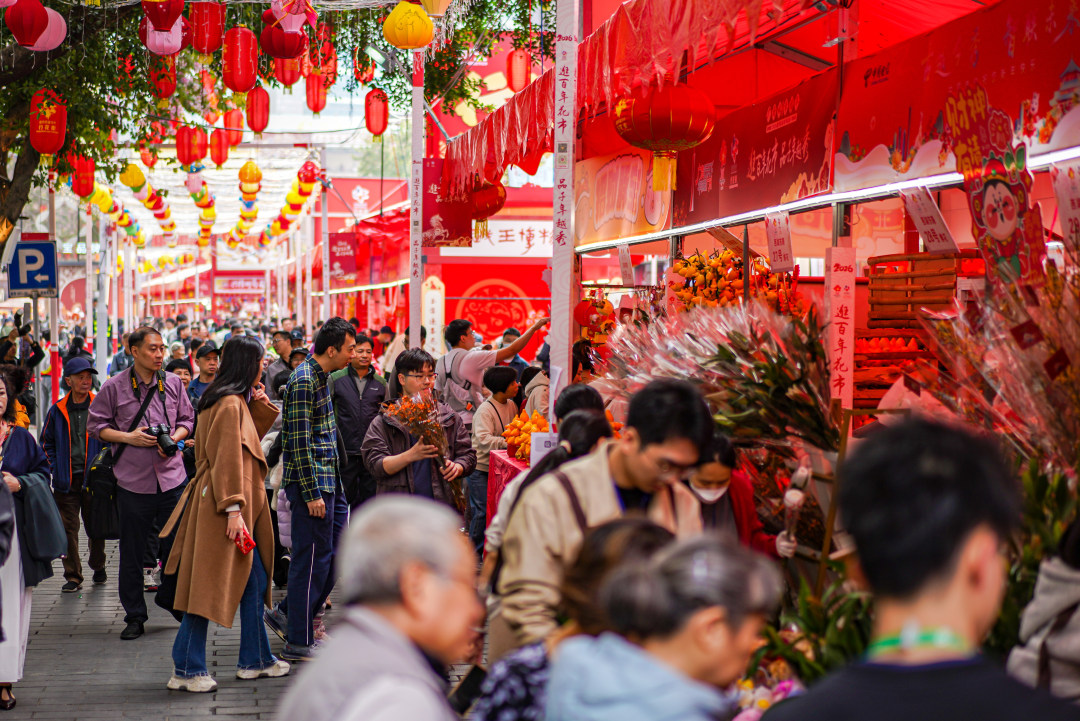 人来人往的越秀西湖花市。