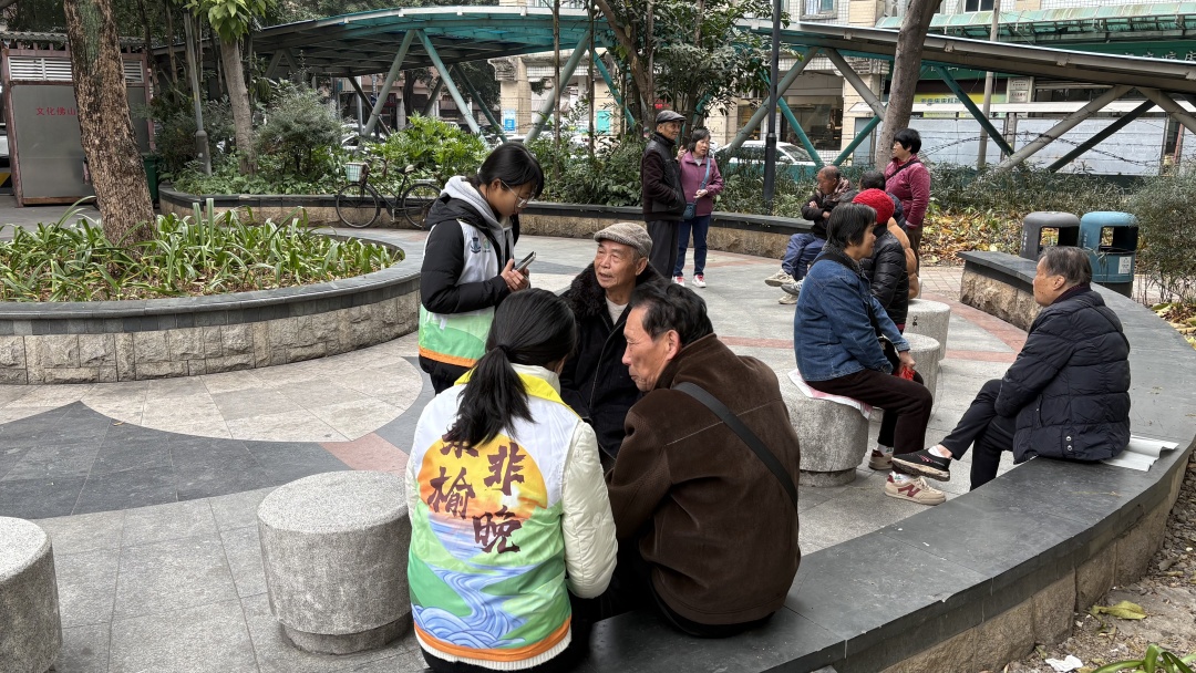 桑榆非晚突击队成员在佛山市禅城区祖庙街道沙塘社区收集问卷数据。