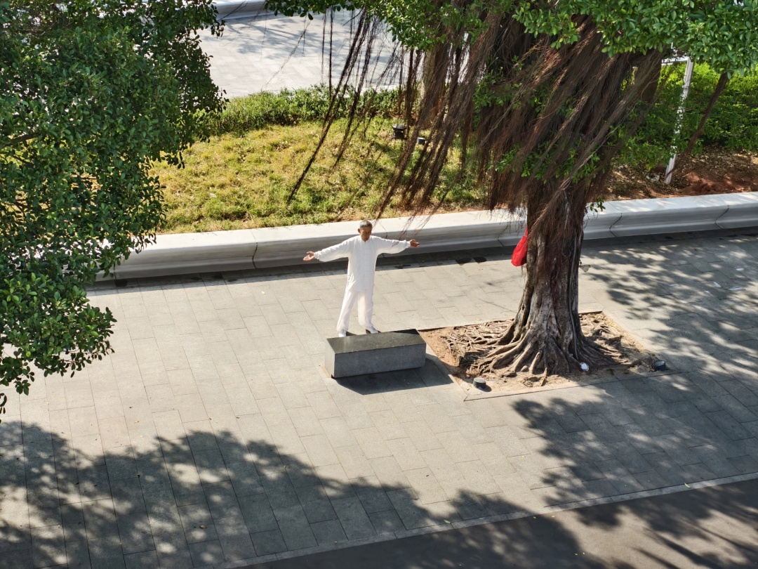 阅江路,一位老人在练拳锻炼。