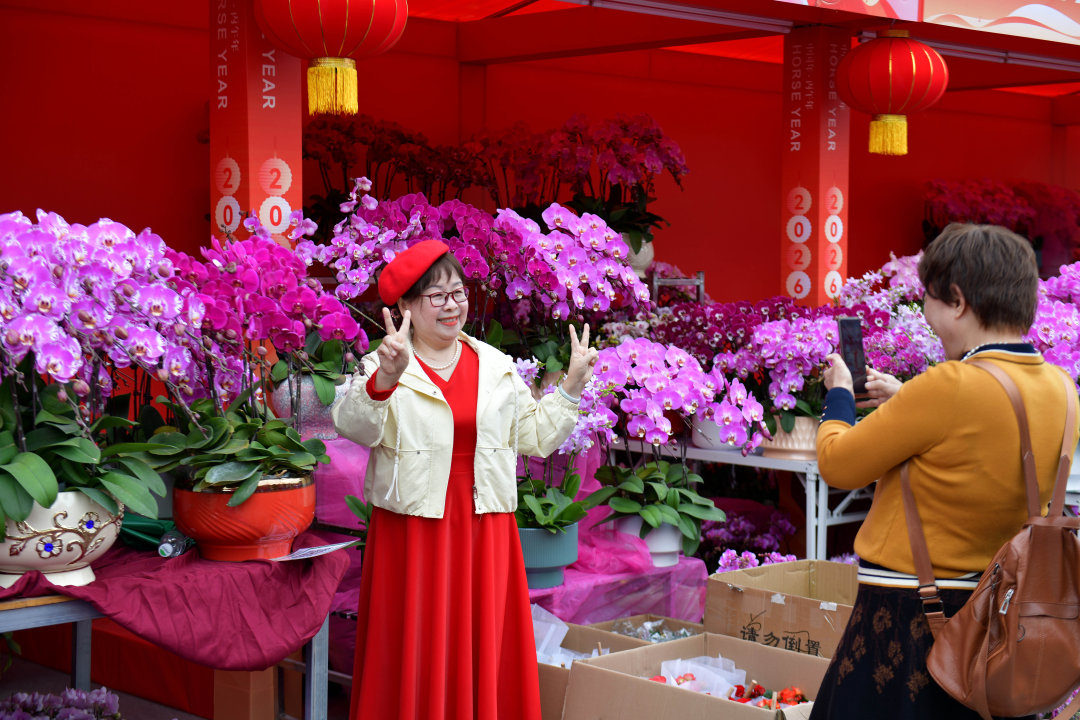 2月12日,以“骏驰黄埔 春满湾区”为主题的黄埔迎春花市热闹开锣。图为市民开心留影。