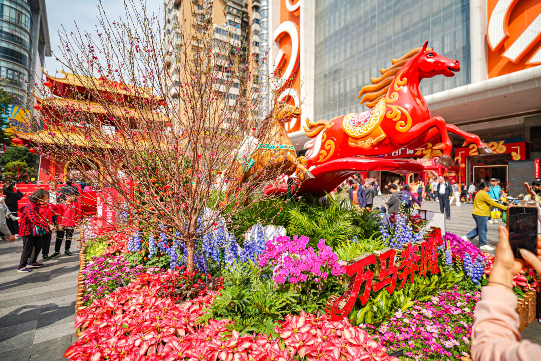 “万马奔腾”主题生肖造型,借鉴2026年马年邮票马匹造型,展示“群骥驰骋”的壮阔图景,深受市民游客喜爱,是最受欢迎的留影打卡点位。