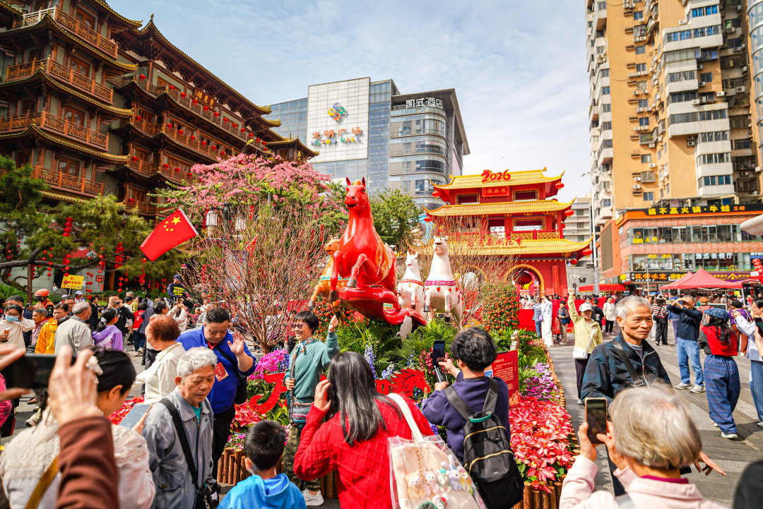 市民游客围着“万马奔腾”主题生肖造型拍照。