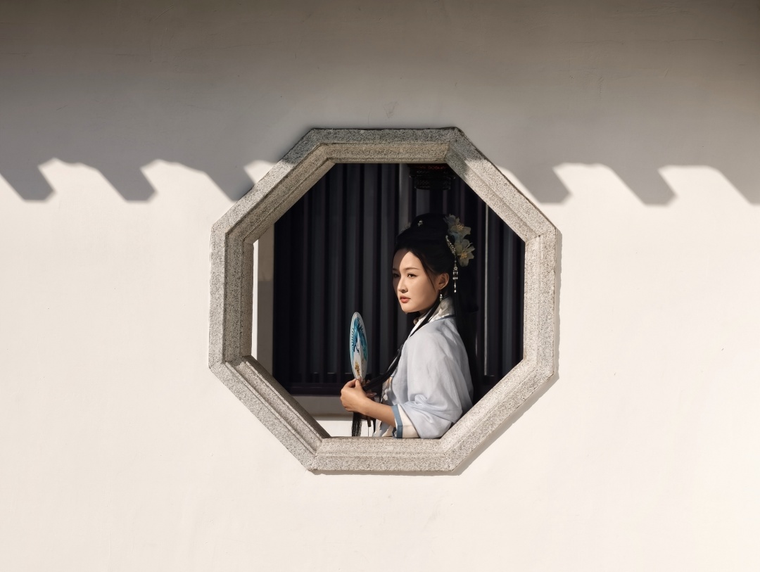 广州市新文化馆,年轻人在窗下拍摄。