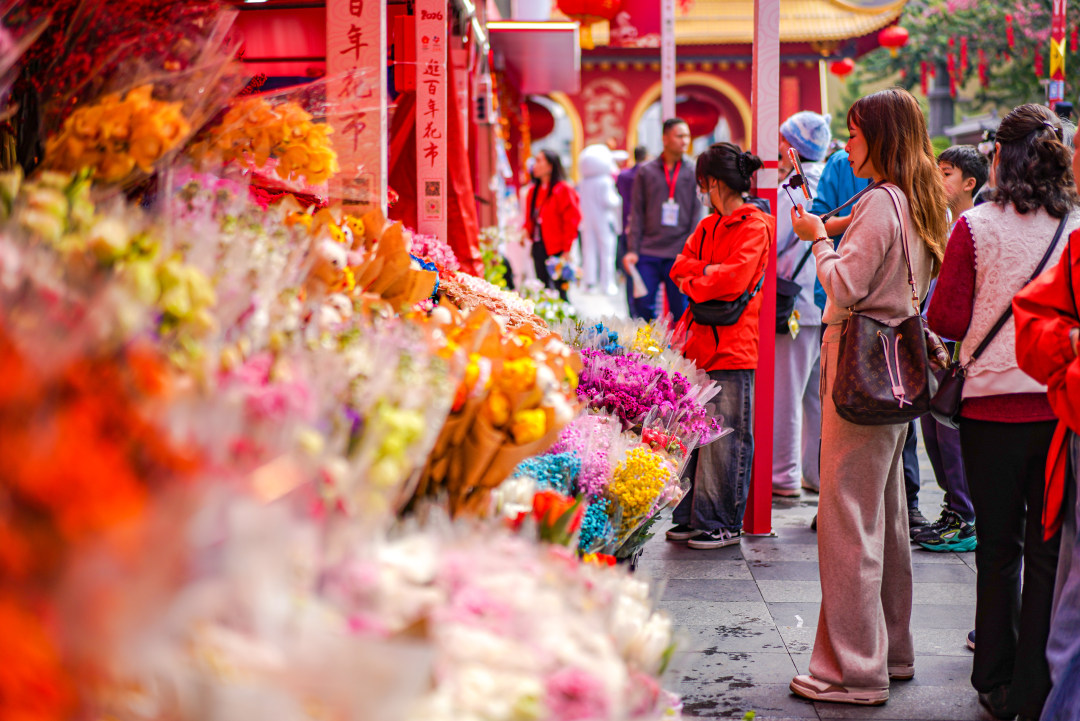 花市上各式各样的鲜花。