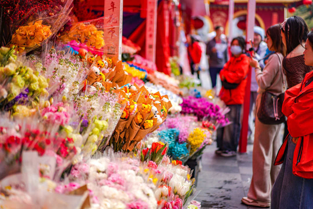 花市摊档上的鲜花吸引市民游客的镜头。