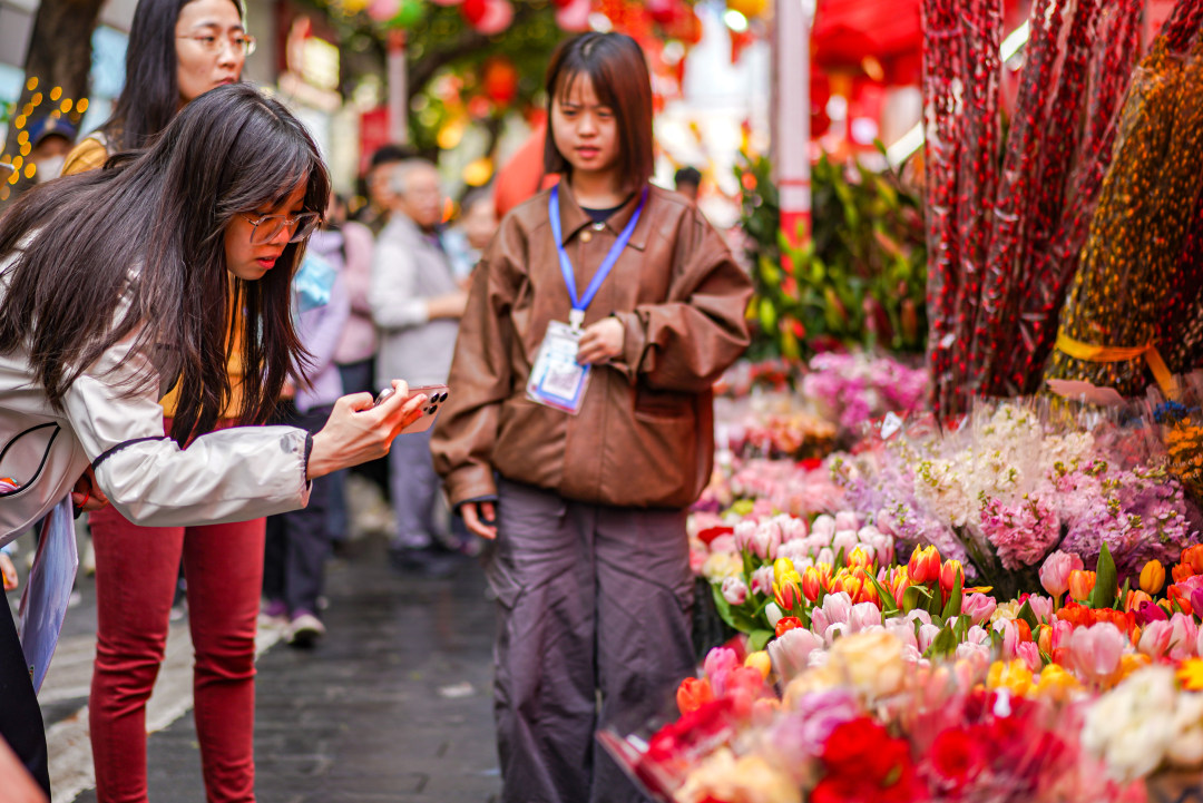 在花市摊档上颜值高的鲜花很吸引镜头。