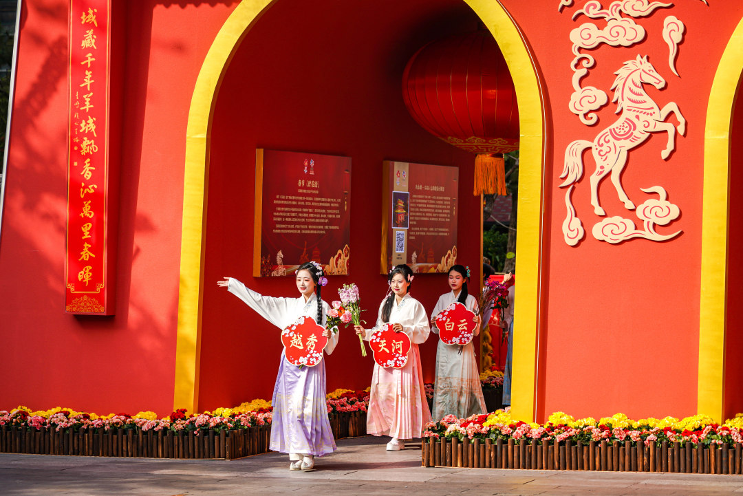 代表广州11个区的“花仙子”们携各区芬芳与祝福齐聚现场。