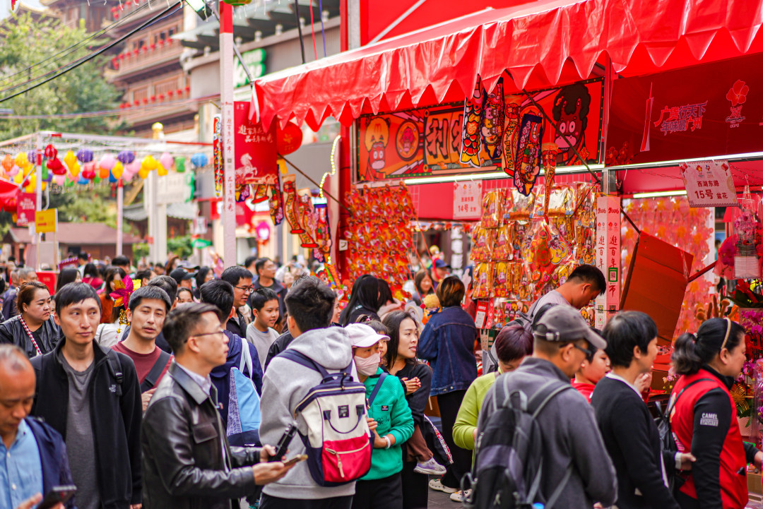人头攒动的越秀西湖花市。