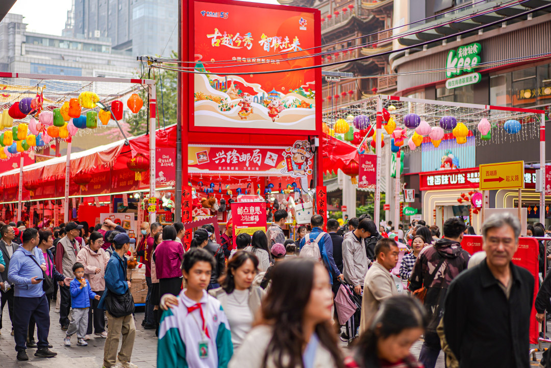 人来人往、热热闹闹的越秀西湖花市。