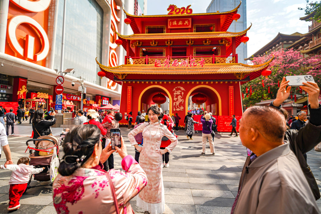 与牌楼合影是“行花街”的例牌操作。