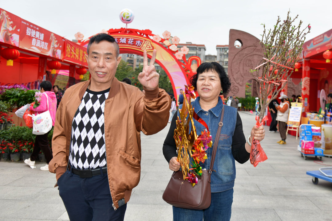 2月12日,以“骏驰黄埔 春满湾区”为主题的黄埔迎春花市热闹开锣。图为市民开心逛花市。
