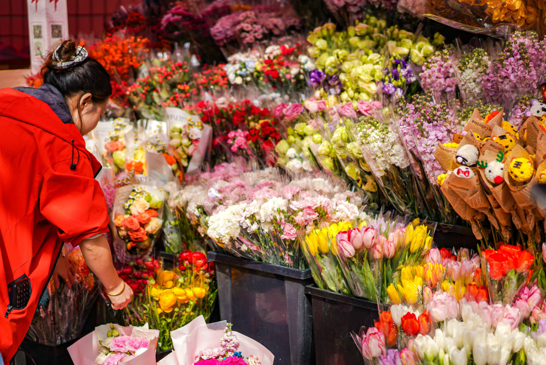 花市档主整理自家摊位上的鲜花。