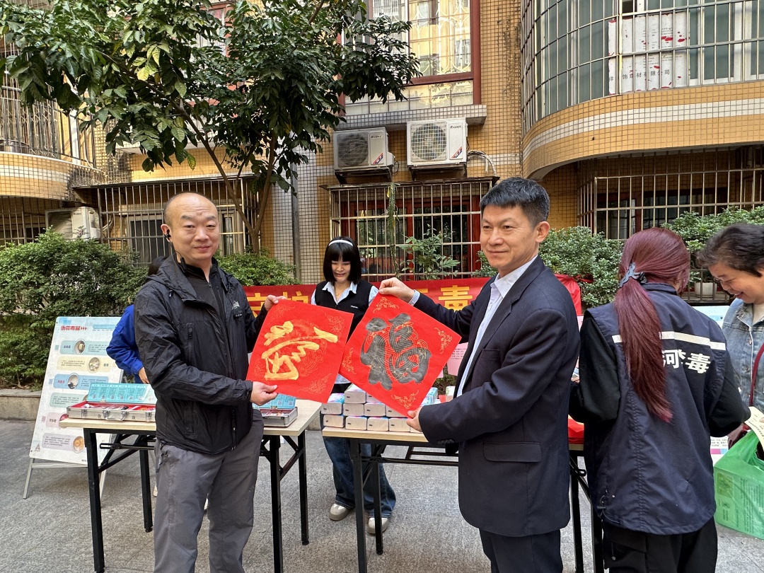 沙东街党工委副书记陈波给居民送“福”字。