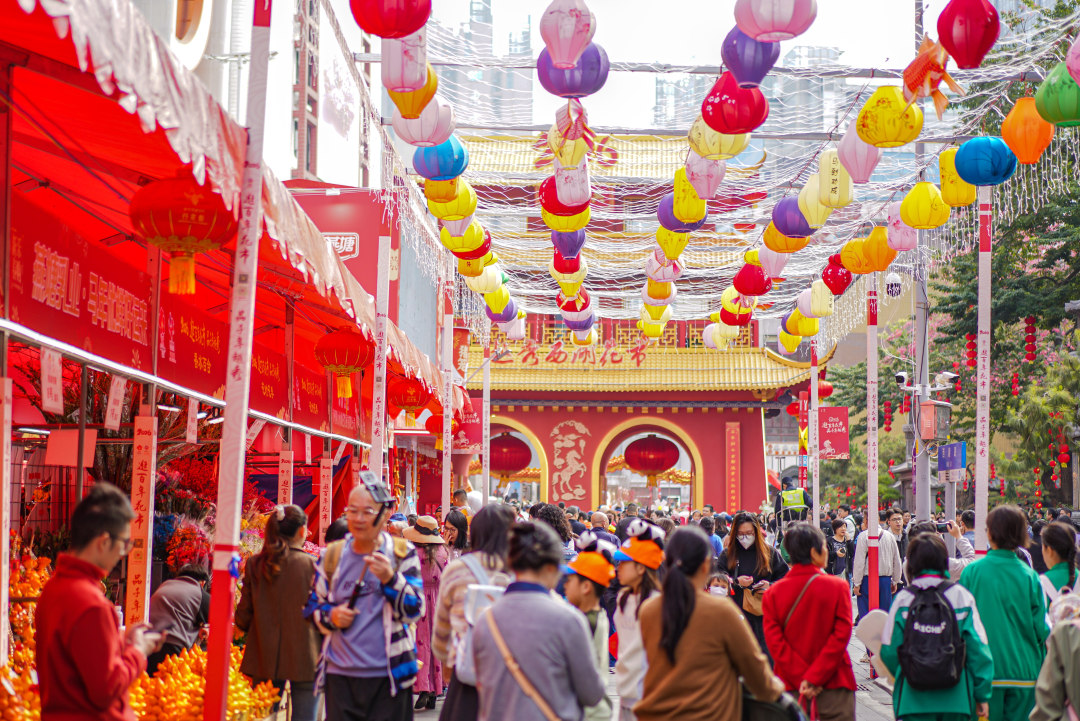 越秀西湖花市人头攒动。