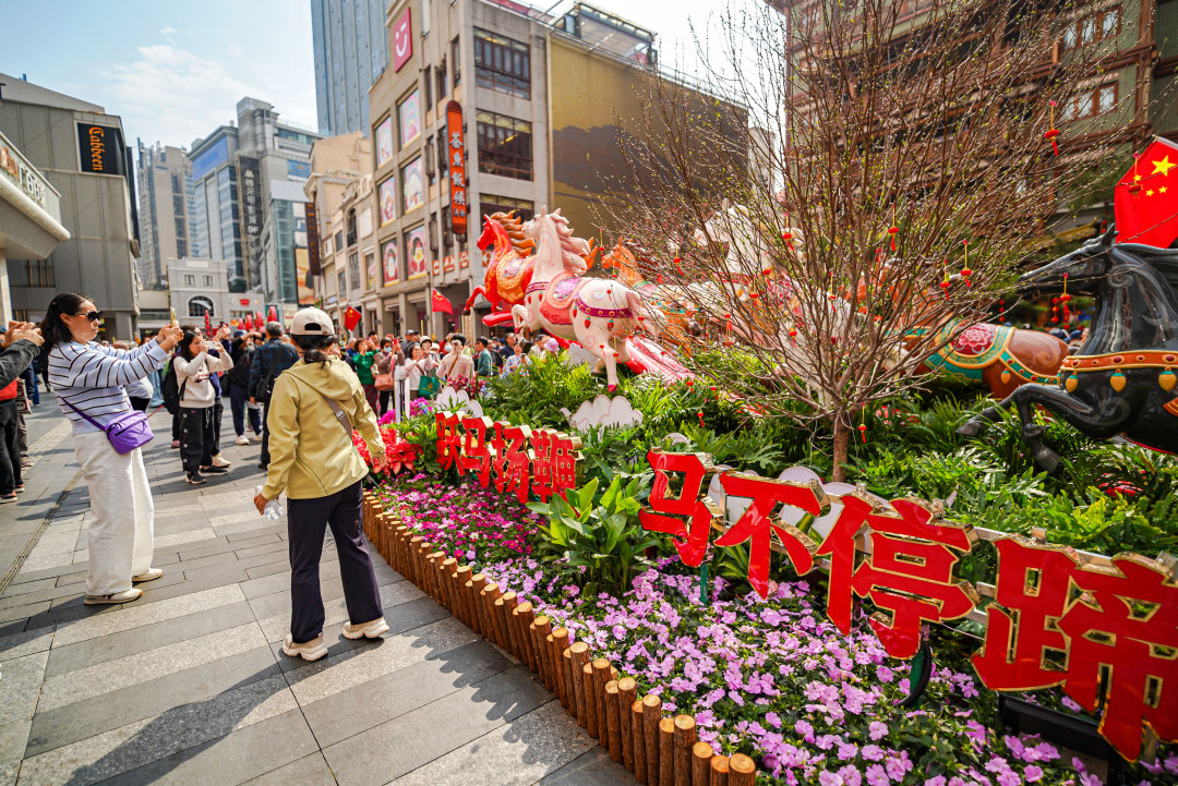 主牌楼前的“万马奔腾”成为最受欢迎打卡点。