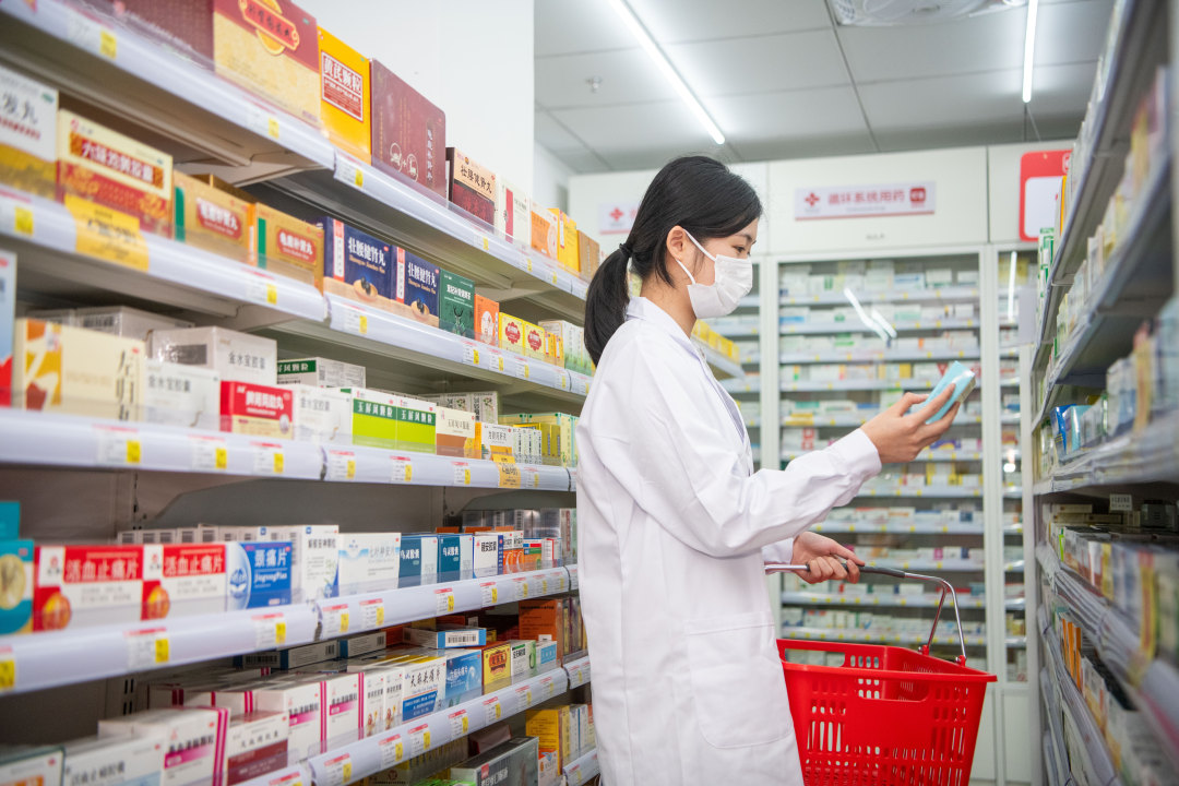 春节期间,人员跨区域流动频繁,聚会访友活动增多,往往伴随一系列健康挑战:流感等呼吸道传染病存在传播风险,饮食作息变化易引发肠胃不适,饮酒增多也可能导致消化系统负担加重。
为保障广大市民与宠物在长假期间的健康需求,即时健康到家服务企业叮当健康于近日启动“2026马年春节不打烊”专项服务。自除夕至大年初八共9天假期期间,包括大年三十和正月初一在内,叮当健康的专业医生、药师、客服团队、配送员及药房店员等将全员坚守岗位,持续为全国用户提供药品、营养保健品配送上门服务,并同步提供在线健康咨询、用药指导等支持。图:药师拣选客户订购药品