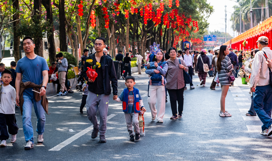 醒狮欢腾,机器马助兴!2月14日,2026年广州白云传统迎春花市在白云万达广场欢乐开锣。为期三天时间里,市民游客不仅可穿梭在繁花似锦的石马“桃花林”,与现象级IP“大湾鸡”与《嘉禾望岗》打卡点合影,每天还能欣赏到“天马行空”酷炫SHOW,更有超多互动福袋抽取。一起来逛白云花市,在翰墨芬芳与科技光影中感受“马上生财”“马上有福”的吉祥年味。文/广州日报新花城记者:汤南 通讯员:易鹏、卢楚涵、白雪
图/广州日报新花城记者:庄小龙