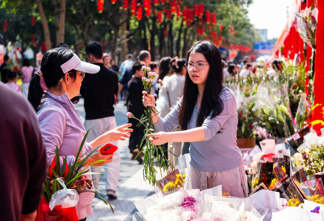 醒狮欢腾,机器马助兴!2月14日,2026年广州白云传统迎春花市在白云万达广场欢乐开锣。为期三天时间里,市民游客不仅可穿梭在繁花似锦的石马“桃花林”,与现象级IP“大湾鸡”与《嘉禾望岗》打卡点合影,每天还能欣赏到“天马行空”酷炫SHOW,更有超多互动福袋抽取。一起来逛白云花市,在翰墨芬芳与科技光影中感受“马上生财”“马上有福”的吉祥年味。文/广州日报新花城记者:汤南 通讯员:易鹏、卢楚涵、白雪
图/广州日报新花城记者:庄小龙