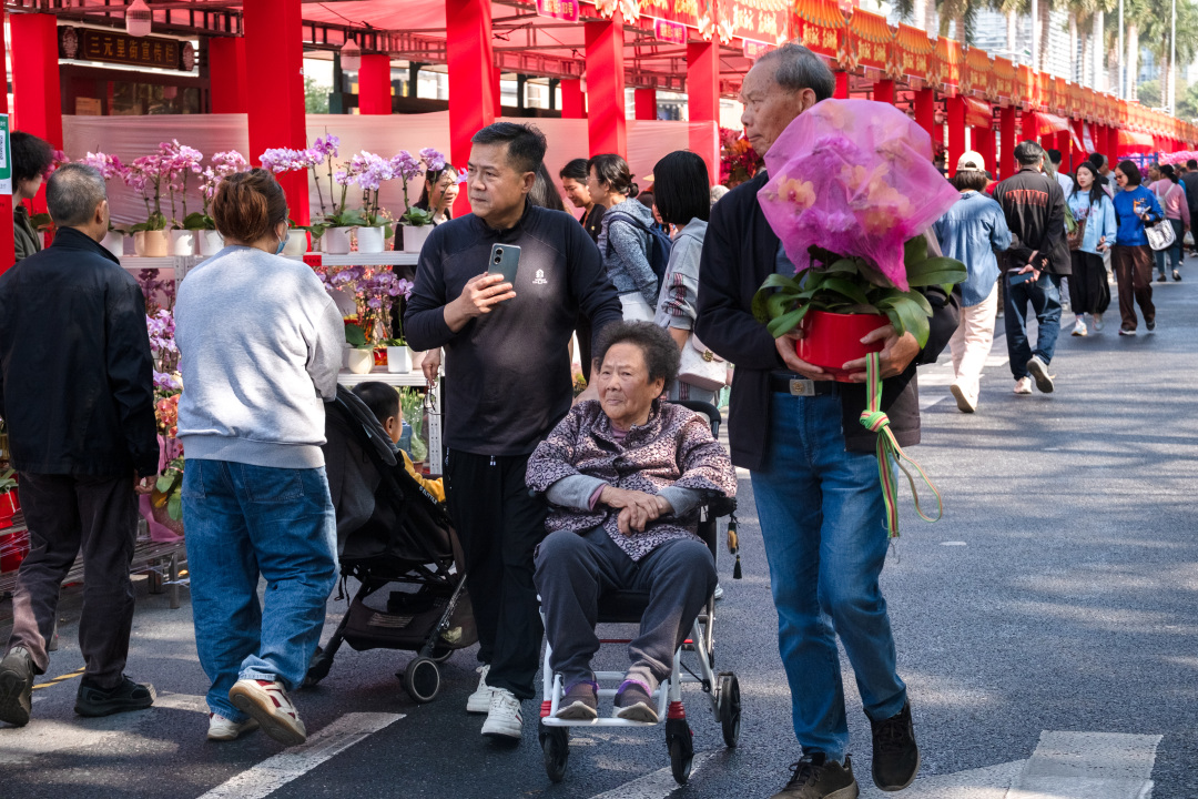 醒狮欢腾,机器马助兴!2月14日,2026年广州白云传统迎春花市在白云万达广场欢乐开锣。为期三天时间里,市民游客不仅可穿梭在繁花似锦的石马“桃花林”,与现象级IP“大湾鸡”与《嘉禾望岗》打卡点合影,每天还能欣赏到“天马行空”酷炫SHOW,更有超多互动福袋抽取。一起来逛白云花市,在翰墨芬芳与科技光影中感受“马上生财”“马上有福”的吉祥年味。文/广州日报新花城记者:汤南 通讯员:易鹏、卢楚涵、白雪
图/广州日报新花城记者:庄小龙