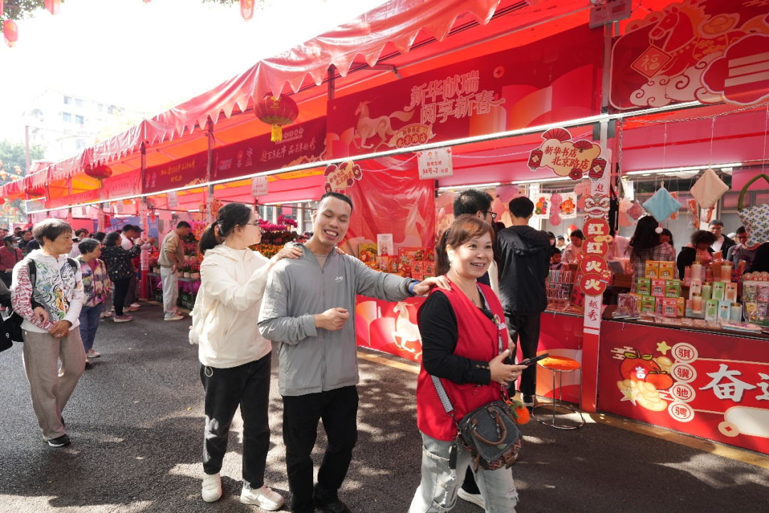 视障者与志愿者畅游花市