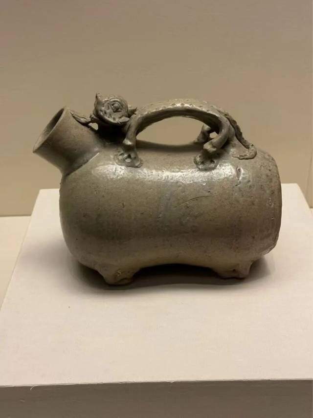 国家博物馆藏“赤乌十四年”铭青瓷虎子。拍摄 徐来